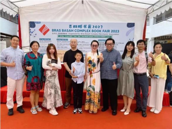 阅读使人智慧--铃铛文集《离散流声》新书朗读会于在新加坡最大的书局--友联书局顺利举行